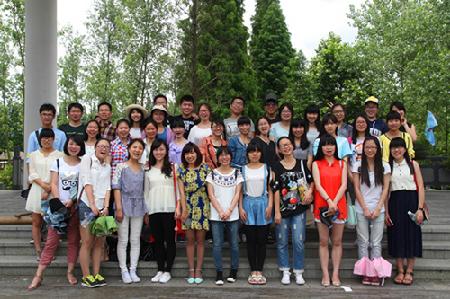 教育国产在线素质拓展活动全体师生合影