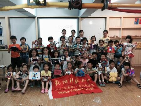 教育国产在线流动少年宫践行小分队 创意相框秀进娃哈哈小学